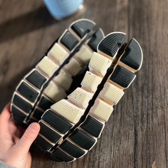 Size 6 on cloud running shoes - Picture 5 of 6